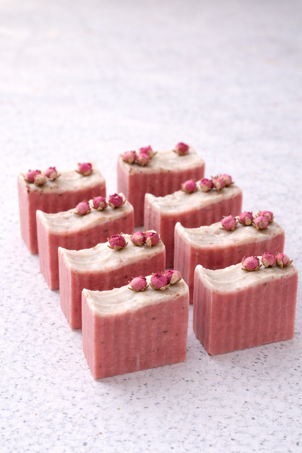 Jabón Artesanal de Arcilla Blanca y Rosas – Limpieza Profunda y Piel Radiante