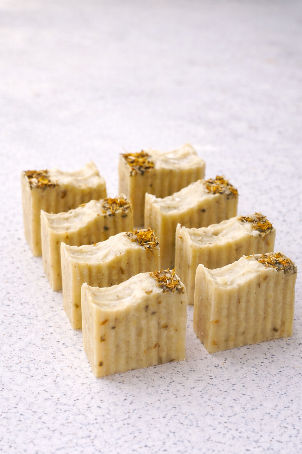 Jabón Artesanal de Caléndula y Manzanilla – Calma y Suaviza la Piel Sensible